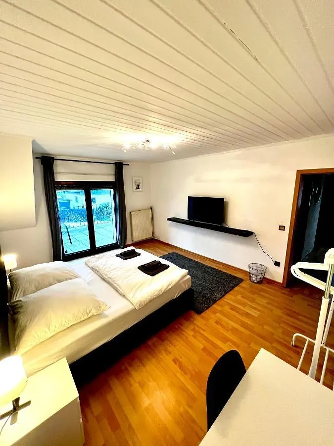 Praktisches Zimmer Im Grossen Haus Mit Garten Düsseldorf