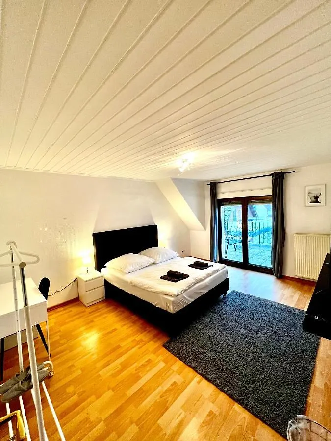 Praktisches Zimmer Im Grossen Haus Mit Garten Ντίσελντορφ